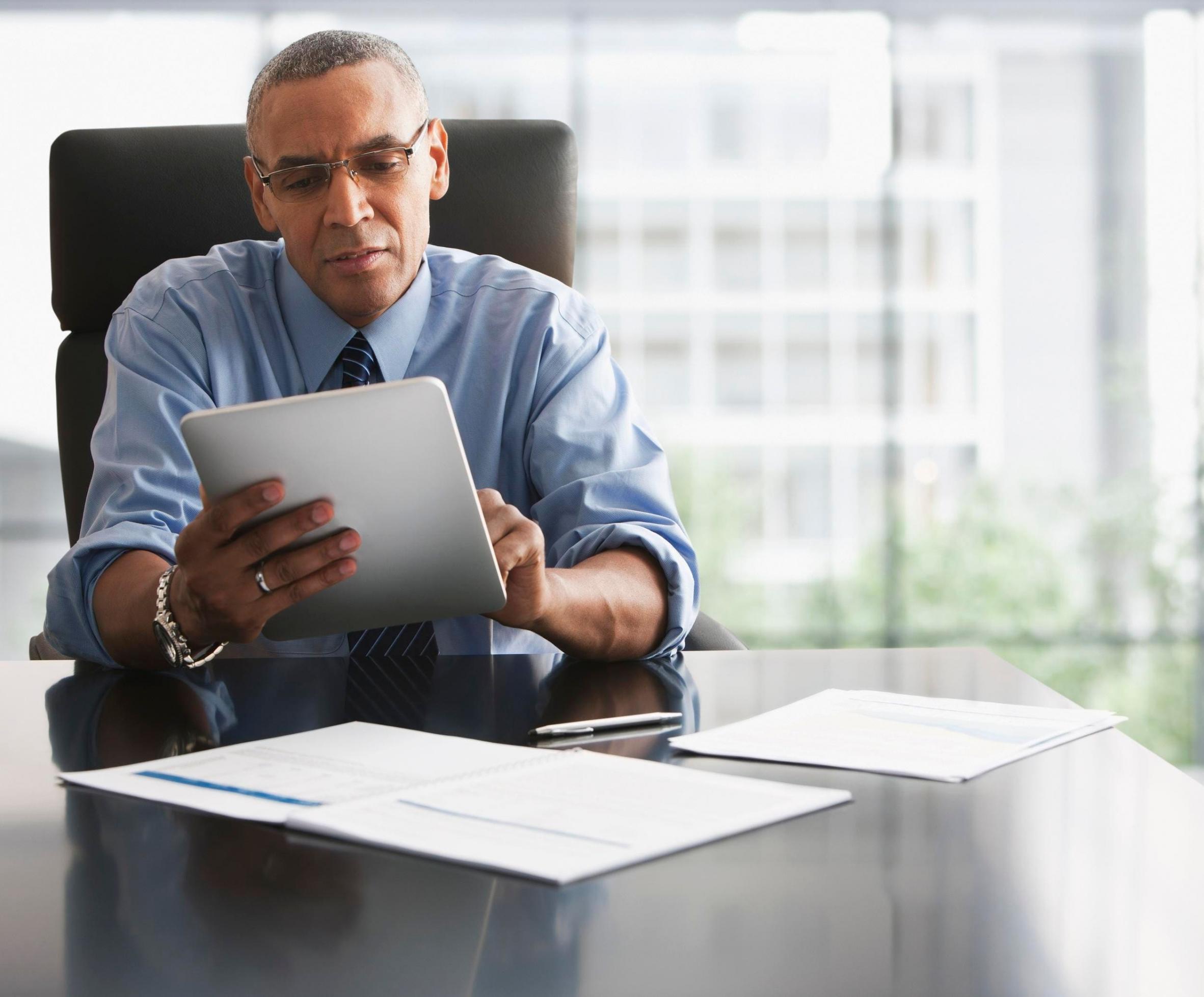 Student analyzing keyword research data