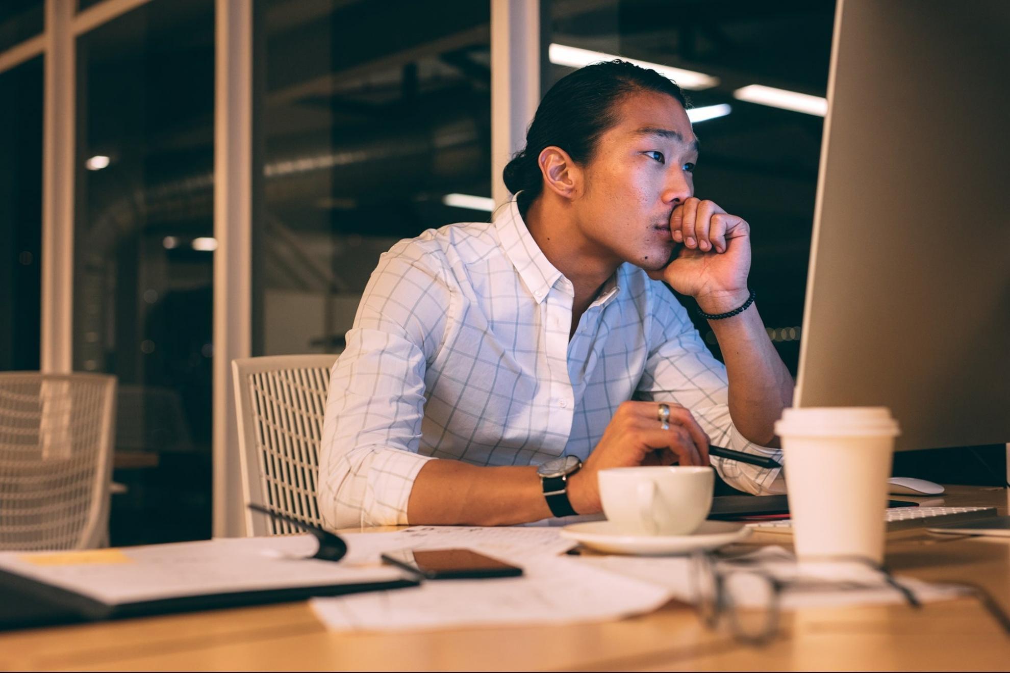 Course participant analyzing keyword metrics