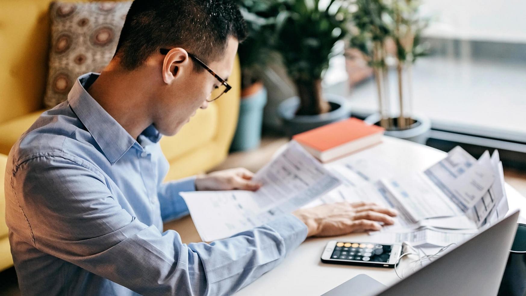 Lorevantisqo educational platform contact background